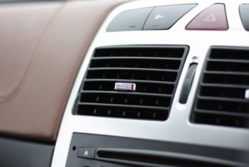 車のエアコンの調子が悪い？ガスの補充方法やメンテ方法、交換費用は？