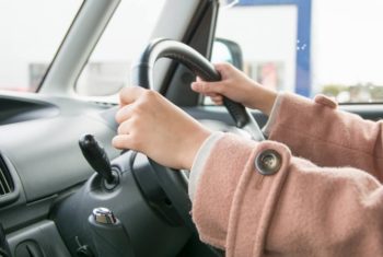 車の静電気を除去する方法は？真冬の静電気対策について
