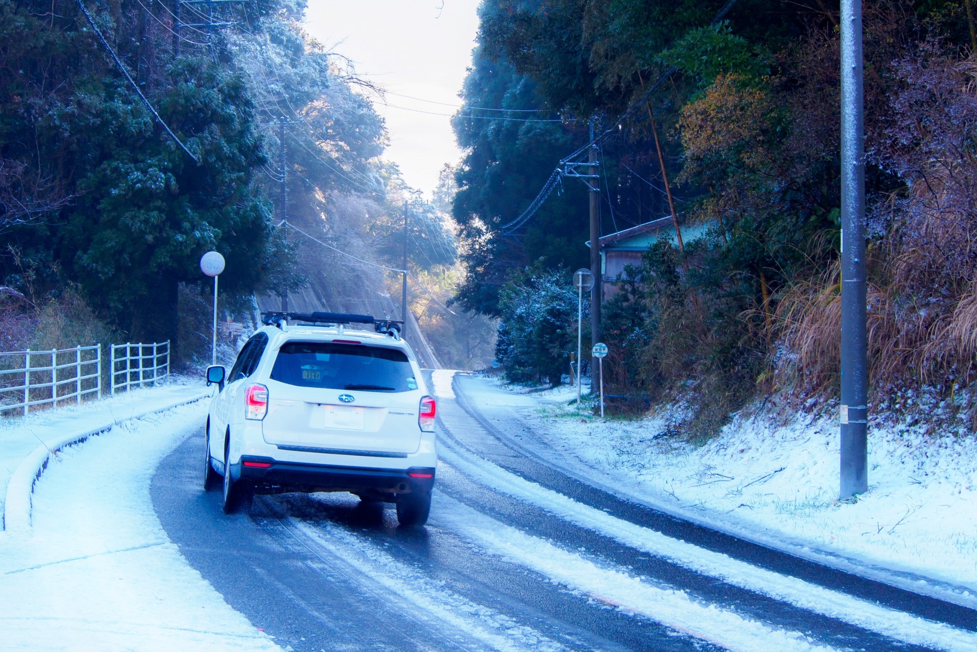 34.雨や雪の日は注意しよう！ 車がスリップする原因と対処法